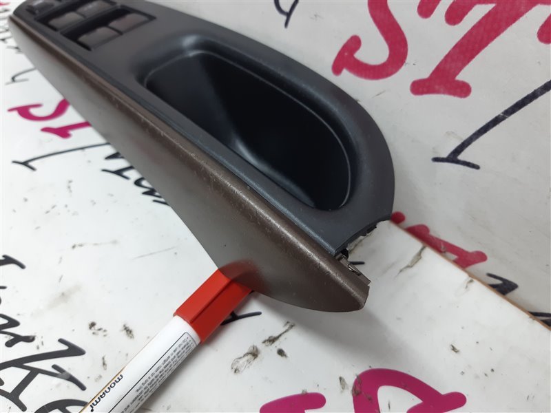 Блок управления стеклоподъемниками передний правый NISSAN Note E12 HR12DDR Блок управления стеклоподъемниками передний правый NISSAN Note E12 HR12DDR