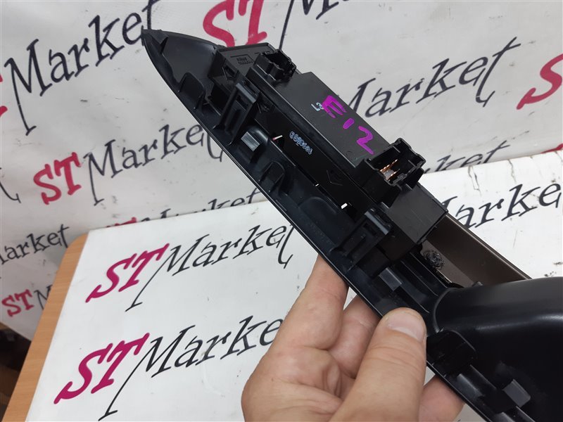 Блок управления стеклоподъемниками передний правый Note 2017 E12 HR12DDR Блок управления стеклоподъемниками передний правый Note 2017 E12 HR12DDR