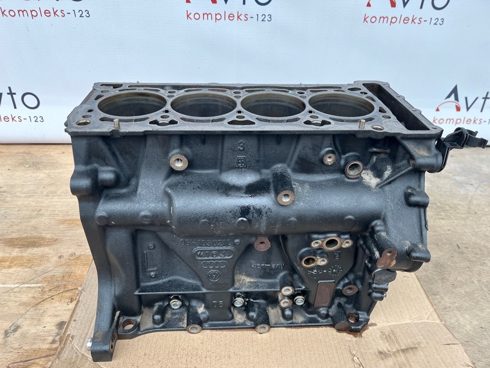 Блок цилиндров A4 2008 B8 CDHB