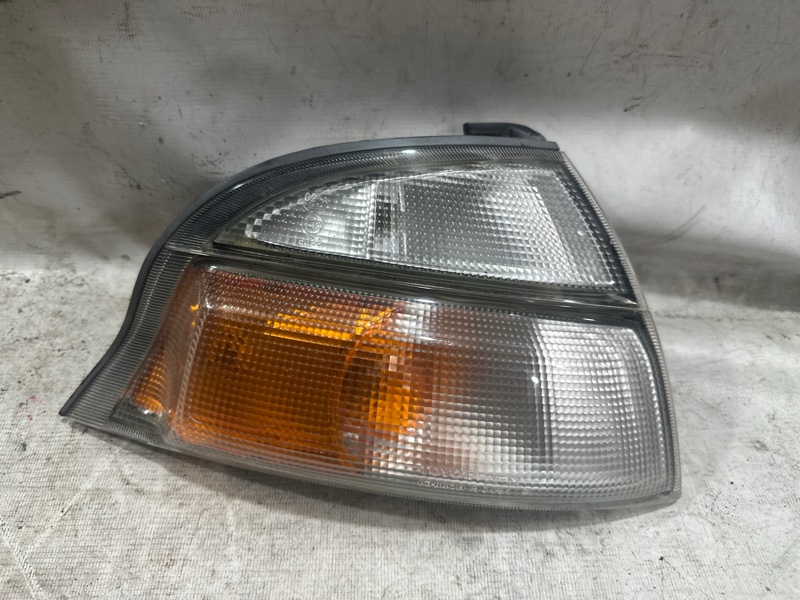 Габарит Toyota Granvia KCH16 передний правый
