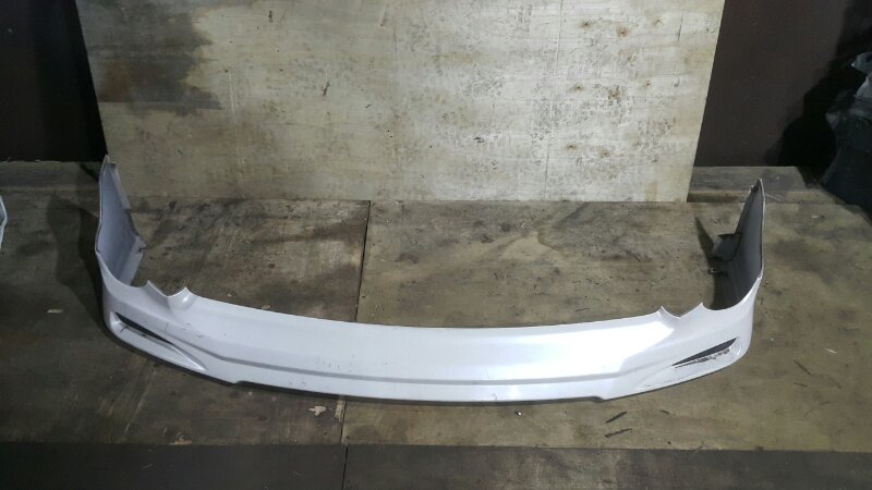 Губа Toyota Voxy ZRR70 передняя