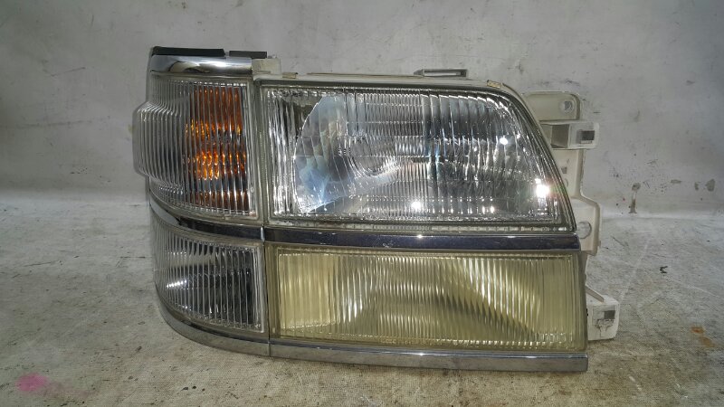 Фара NISSAN ELGRAND ALE50 правая (б/у)