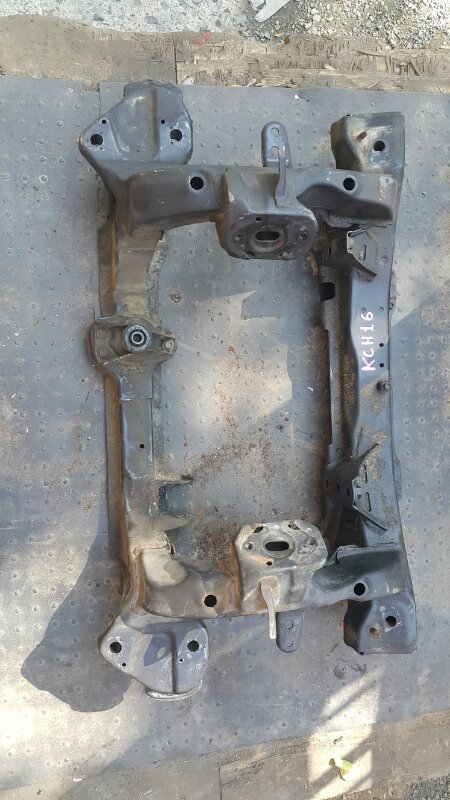Балка под двс TOYOTA GRAND HIACE KCH16 (б/у)