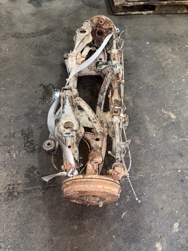 Балка подвески SUZUKI ESCUDO TD54W J20A задняя (б/у) Балка подвески SUZUKI ESCUDO TD54W J20A задняя (б/у)