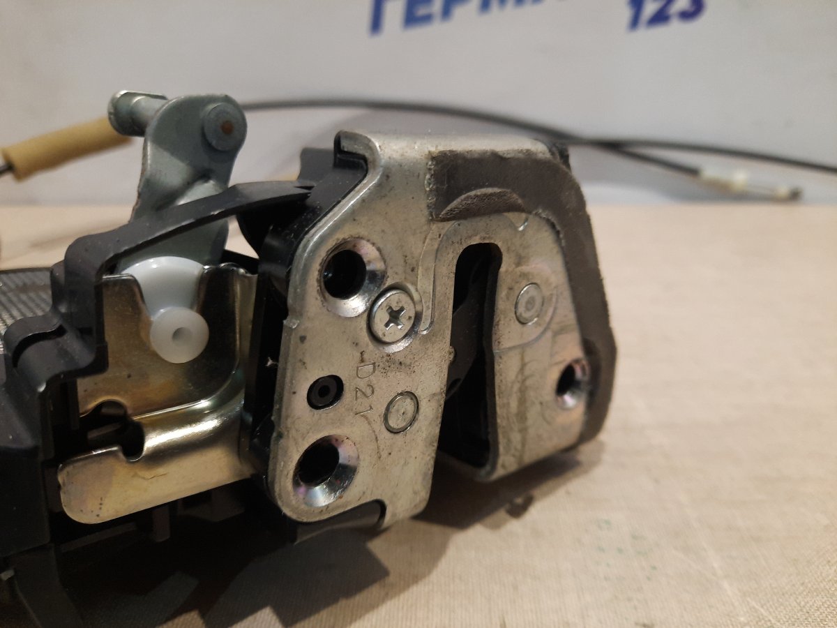 Замок двери задний левый Toyota Corolla E150