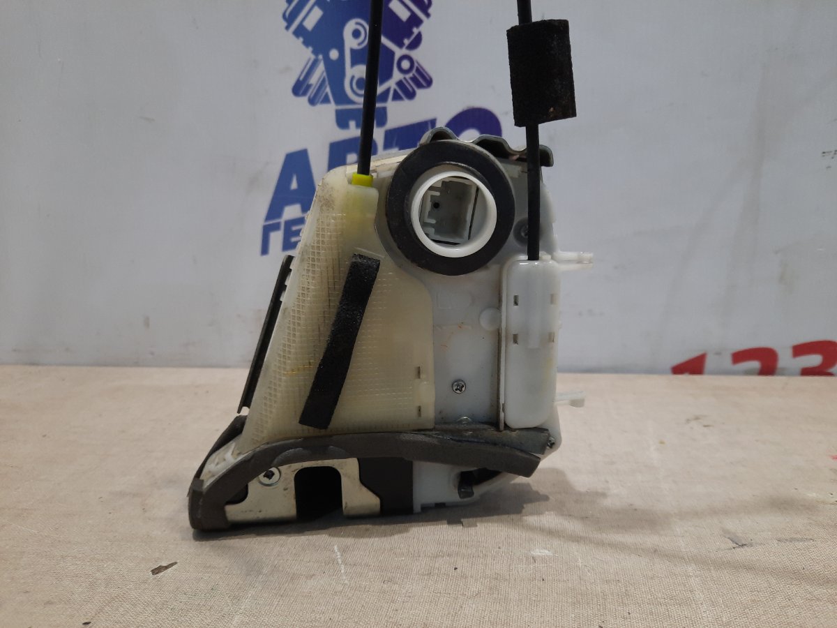 Замок двери задний левый Toyota Prius xw30