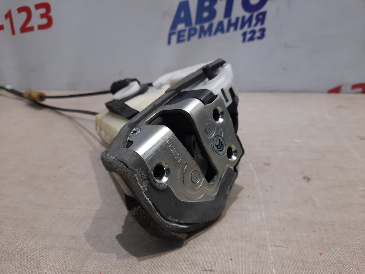 Замок двери задний левый Prius 2012 xw30