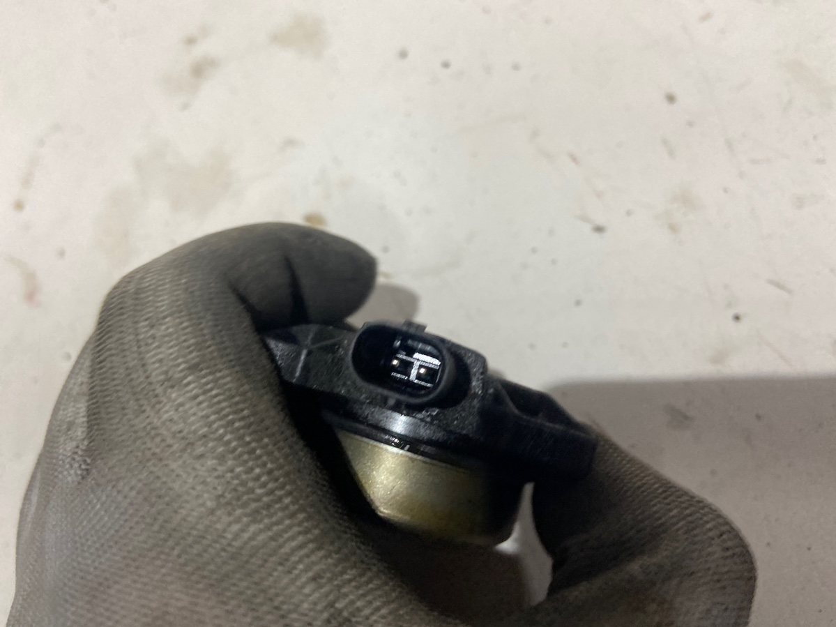 Датчик положения распредвала левый GL550 2006 X164 273.963