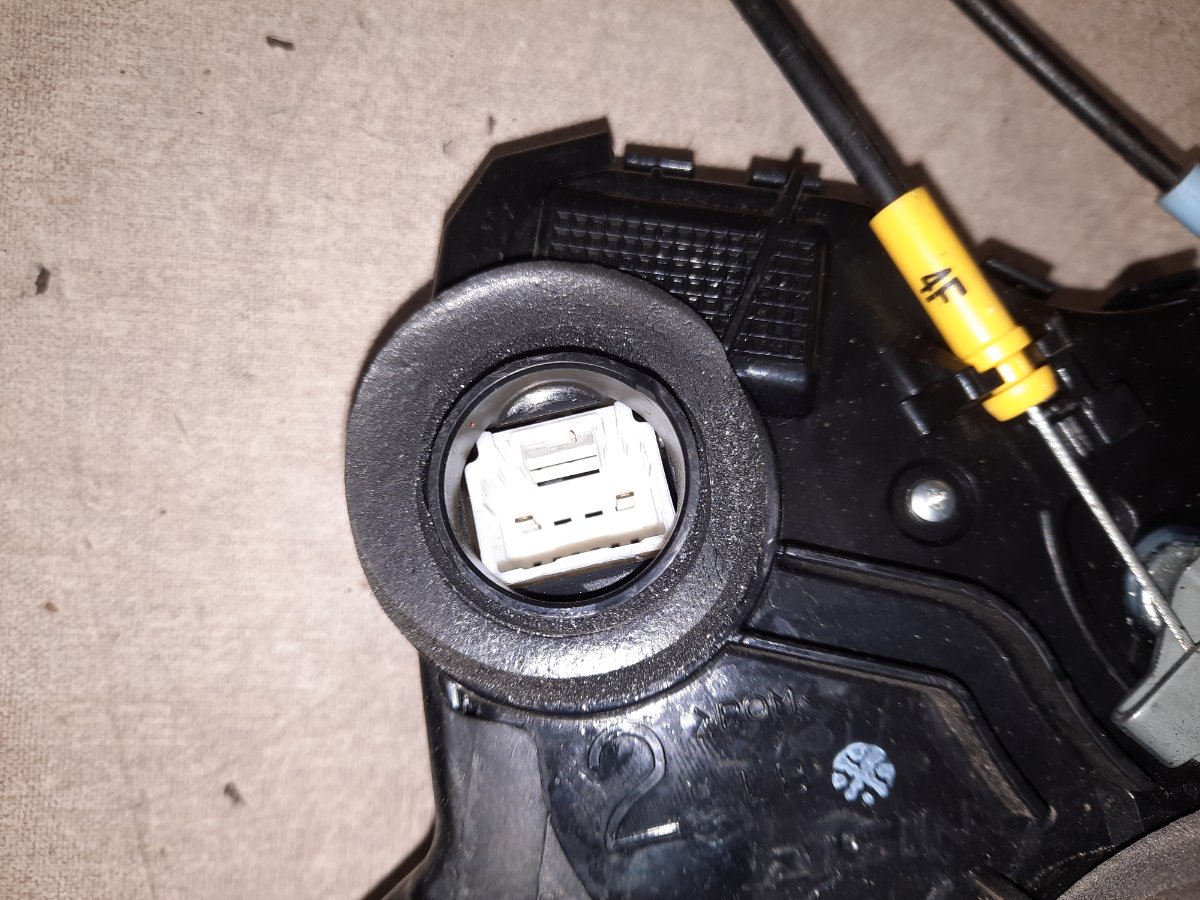 Замок двери передний правый Toyota Corolla E150