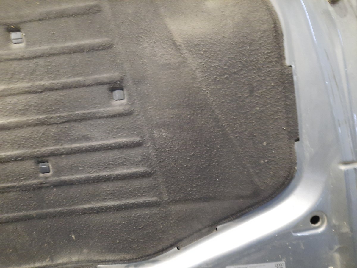 Шумоизоляция капота Q7 2010 4L Шумоизоляция капота Q7 2010 4L