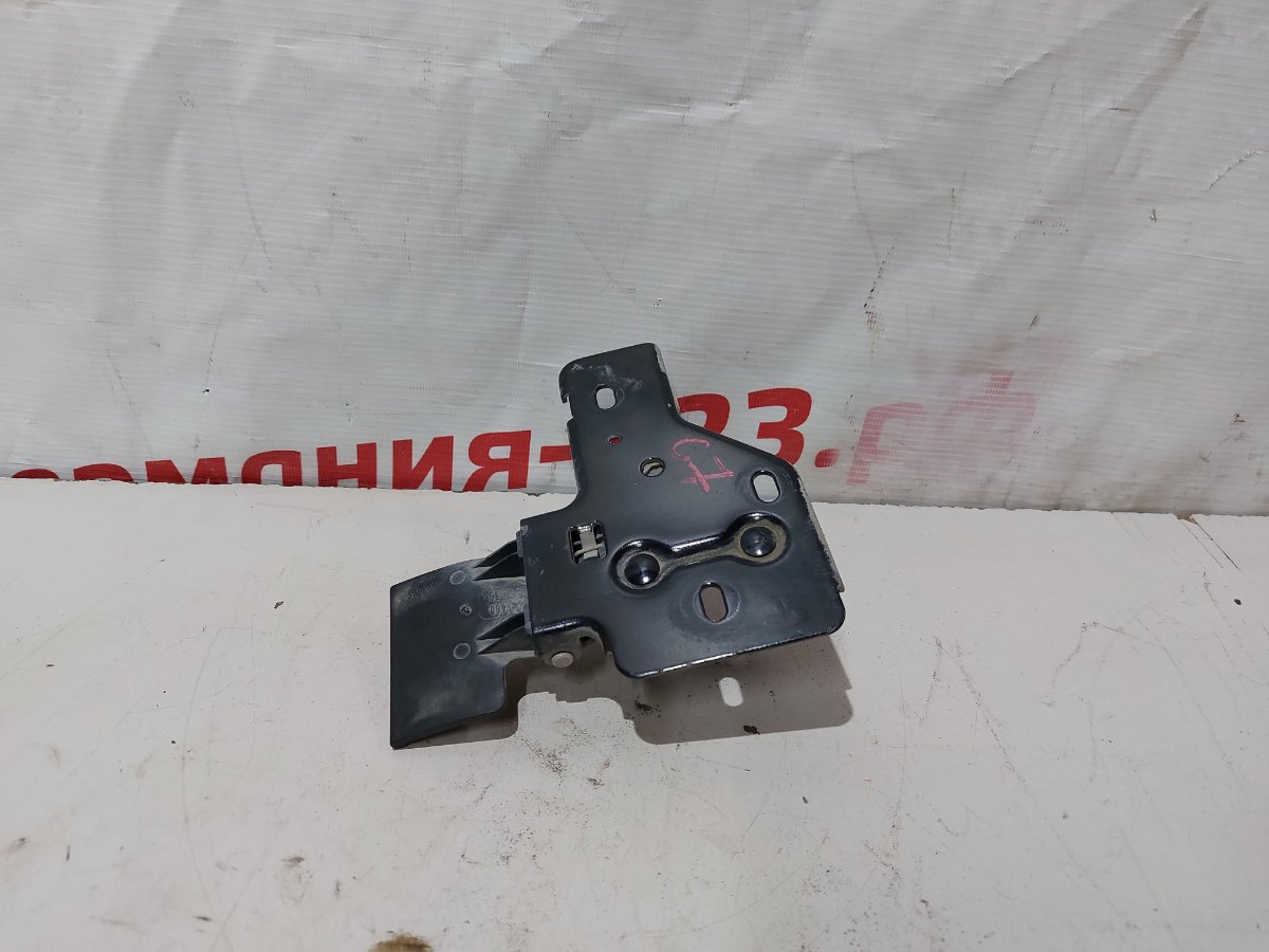 Крючок капота Q7 2010 4L