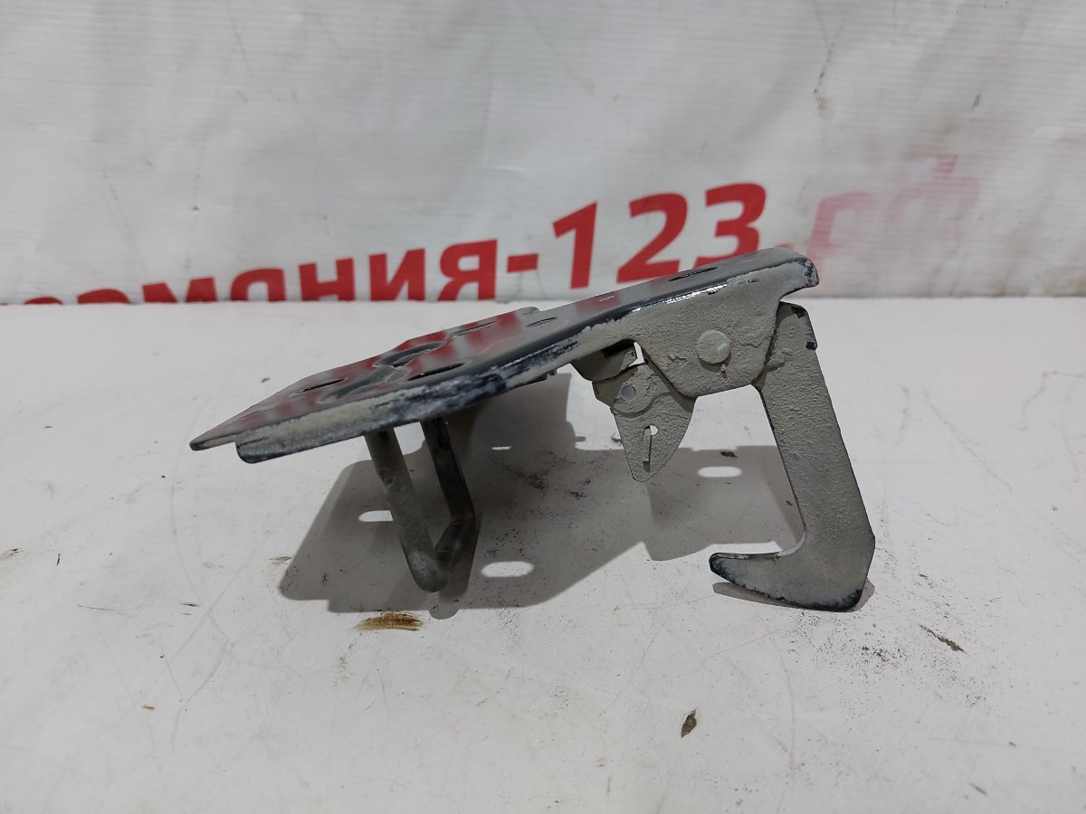 Крючок капота Q7 2010 4L