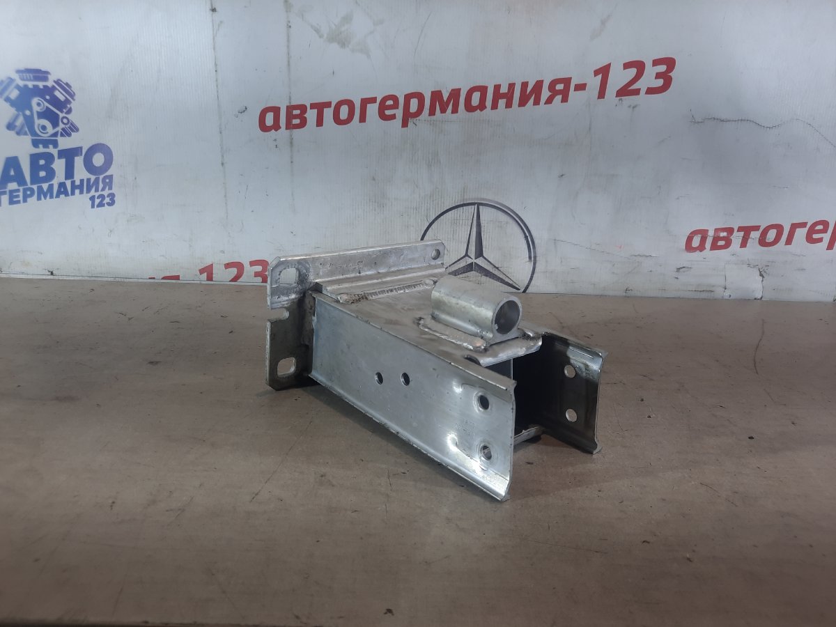 Кронштейн усилителя бампера передний левый Audi A4 2010 B8 8k0807134c контрактная