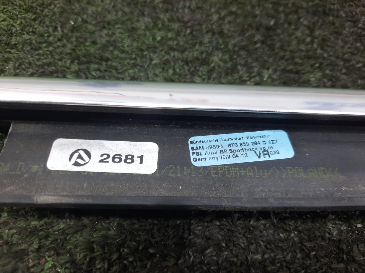 Молдинг двери передний A5 2009 8T
