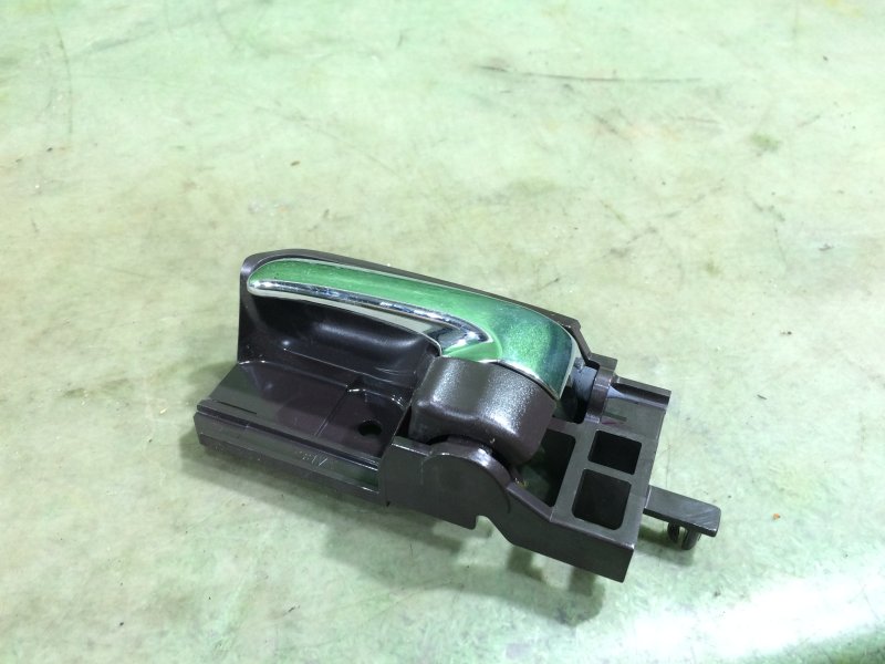 Запчасть ручка двери внутренняя задняя левая Toyota Passo 2016 KGC30 1KR 69206B1021E0 контрактная Ручка двери внутренняя задняя левая Toyota Passo 2016 KGC30 1KR 69206B1021E0 контрактная