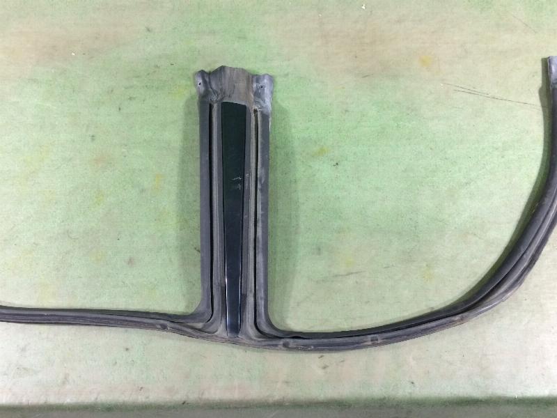 Уплотнитель стекла двери правый Subaru Impreza GG2 EJ152