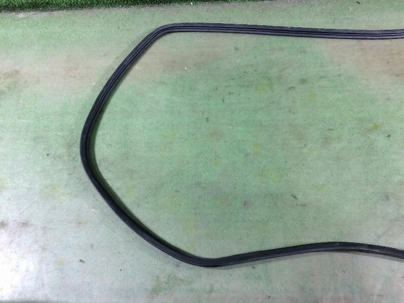 Уплотнительная резинка двери багажника Subaru Impreza GG2 EJ152
