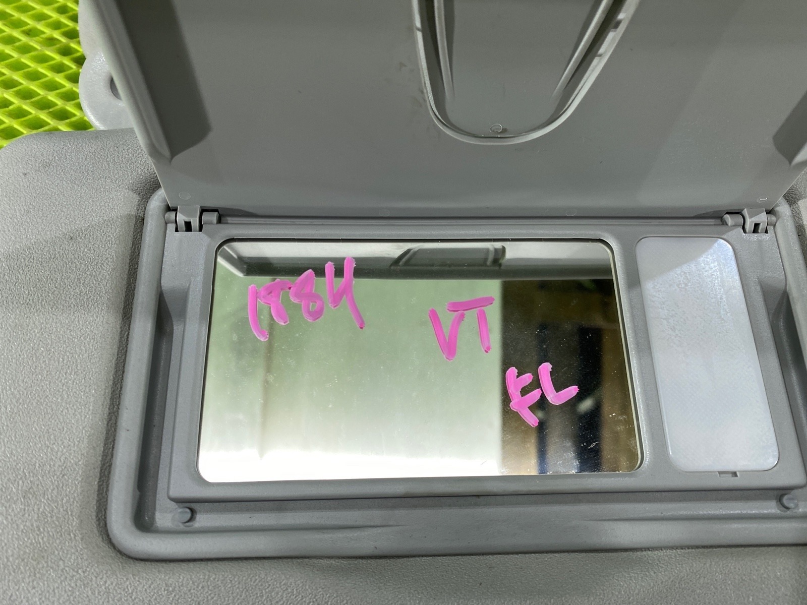 Козырек солнцезащитный Escudo 2005 TD94W H27A