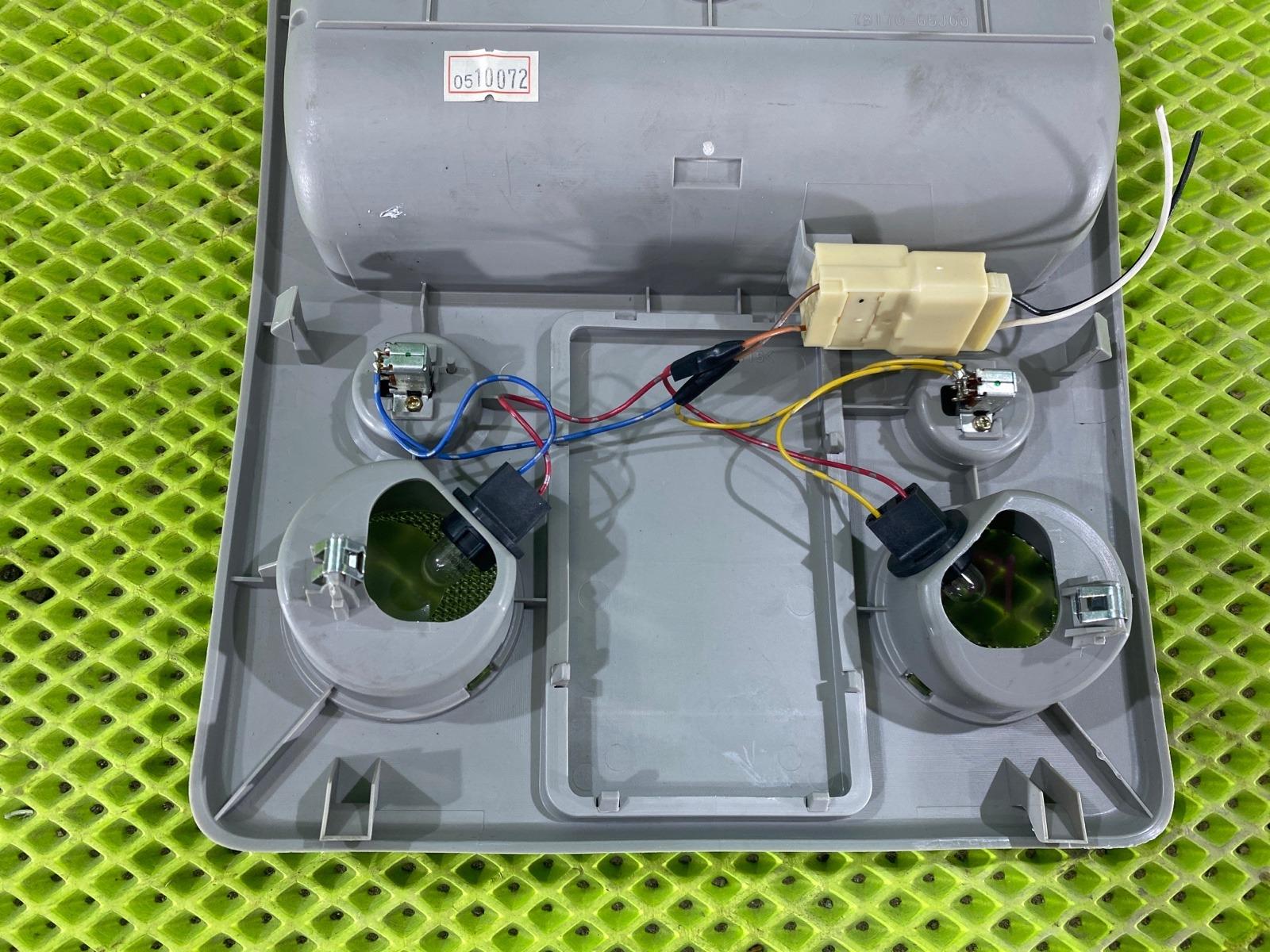 Плафон салона Escudo 2005 TD94W H27A Плафон салона Escudo 2005 TD94W H27A