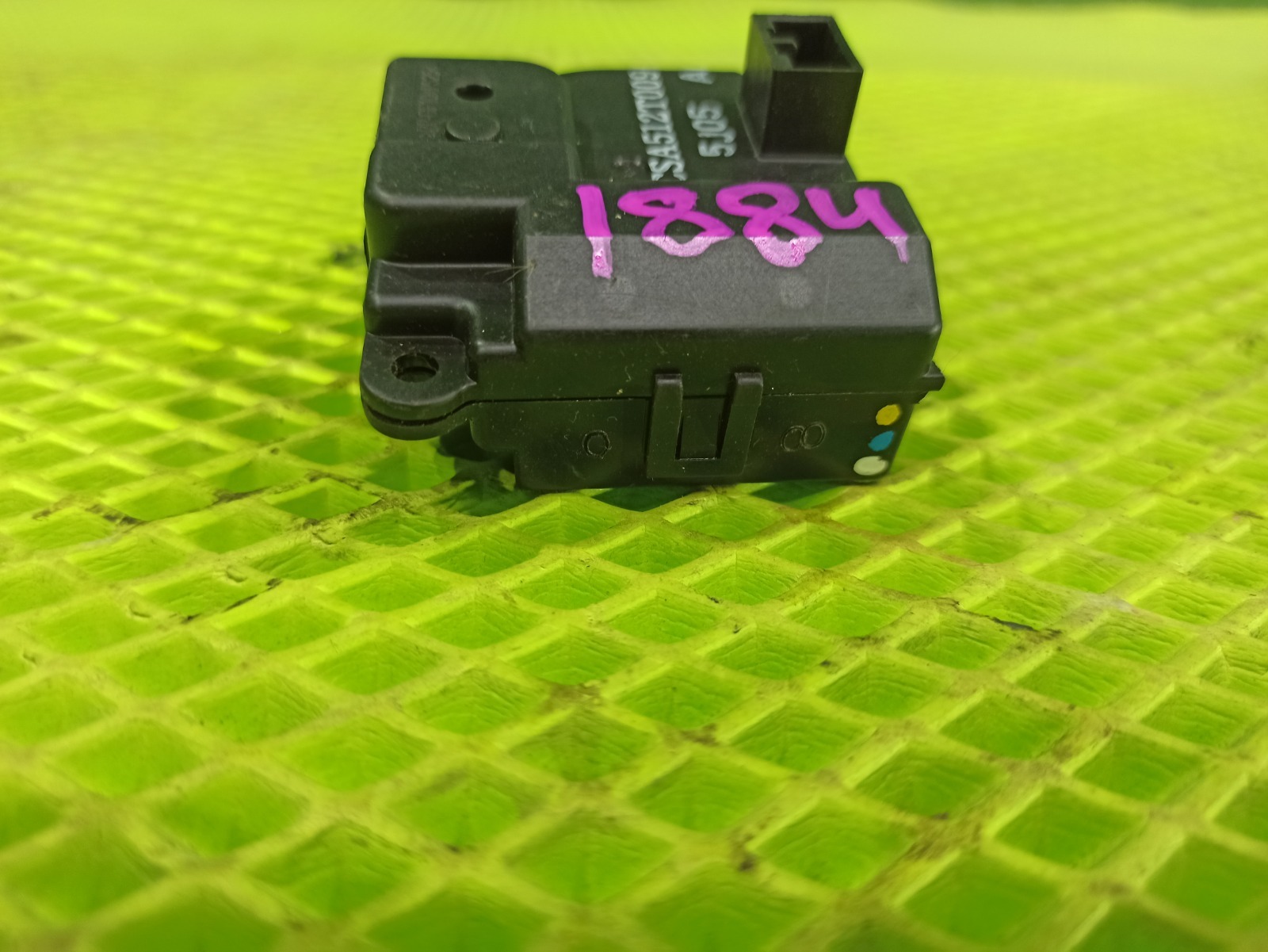 Сервопривод заслонок печки Suzuki Escudo TD94W H27A Сервопривод заслонок печки Suzuki Escudo TD94W H27A