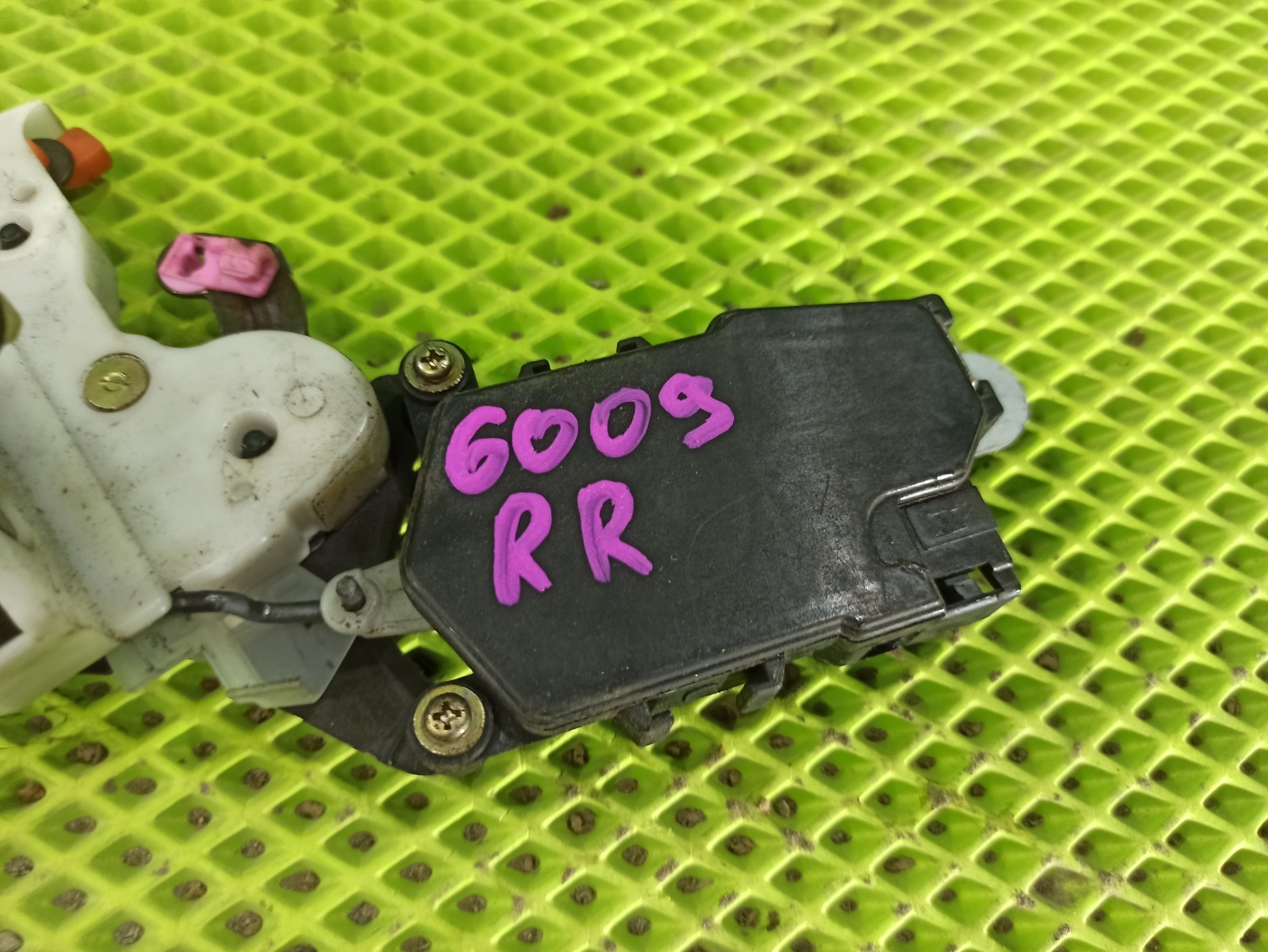 Замок боковой двери задний правый Subaru Forester SF5 EJ205