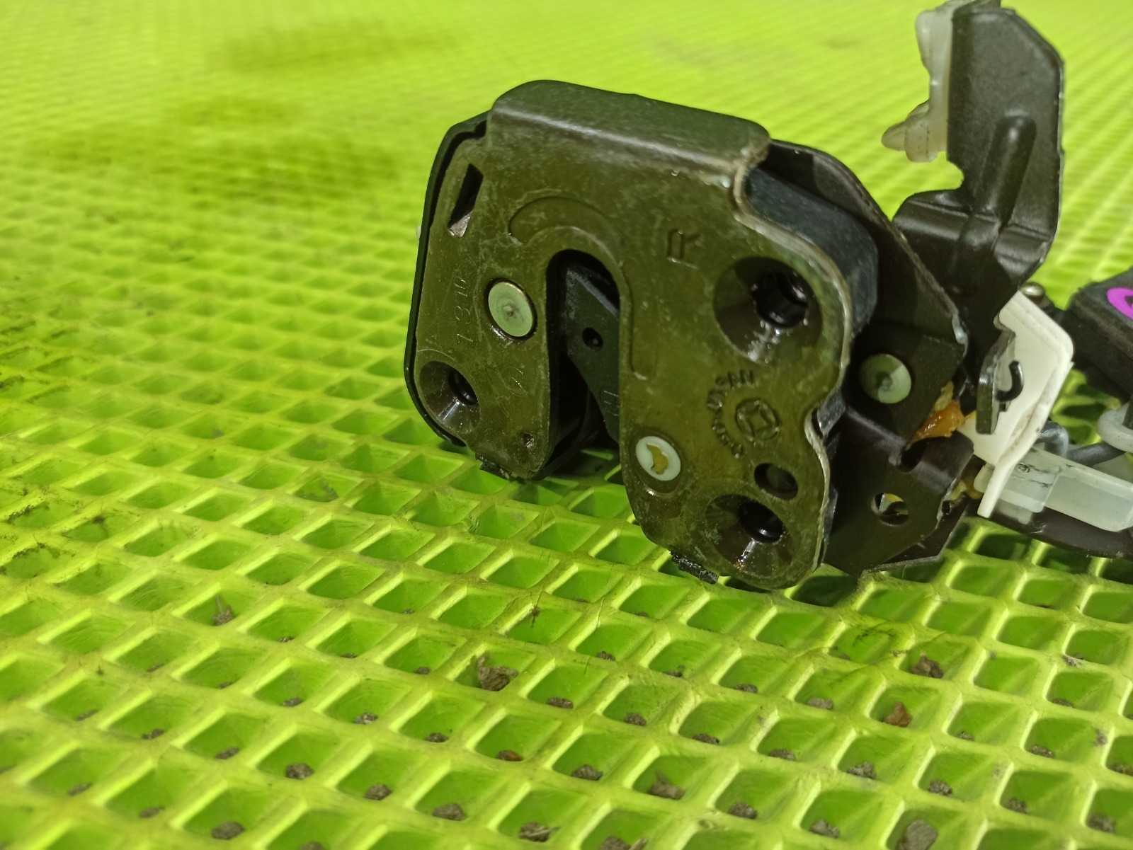 Замок боковой двери задний правый Forester 2001 SF5 EJ205