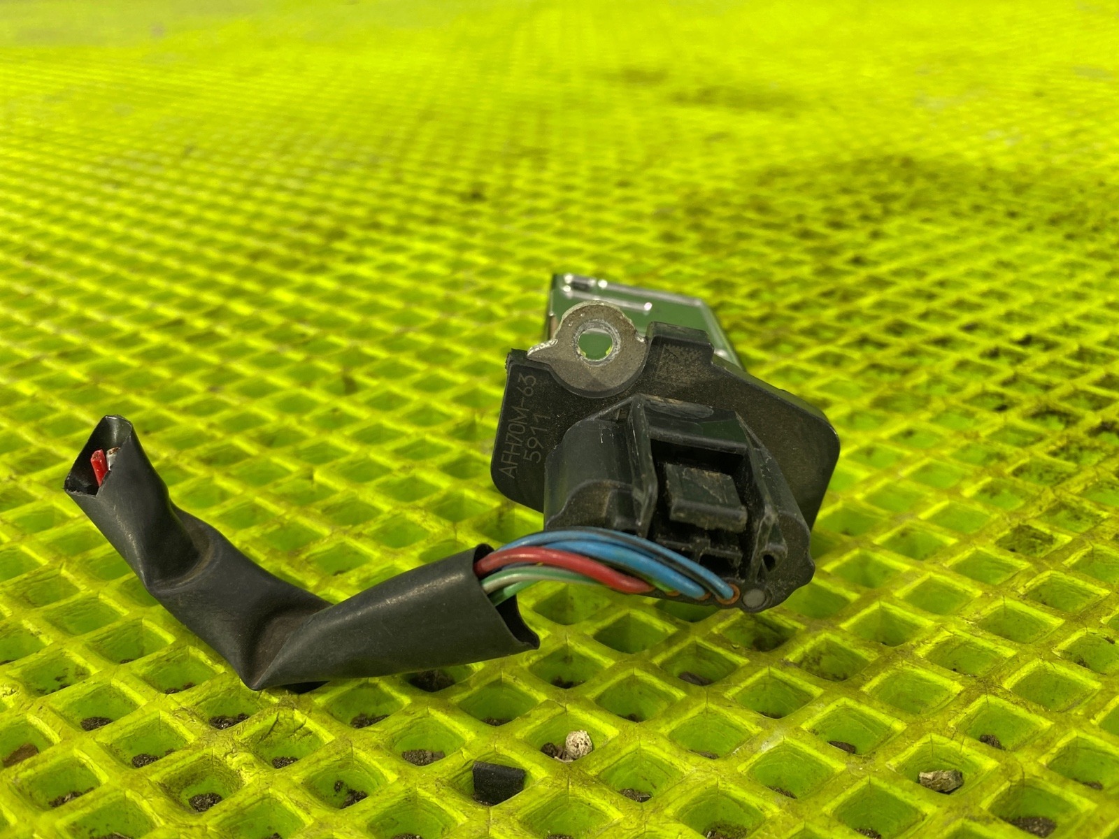 Датчик массового расхода воздуха Suzuki Escudo TD94W H27A Датчик массового расхода воздуха Suzuki Escudo TD94W H27A