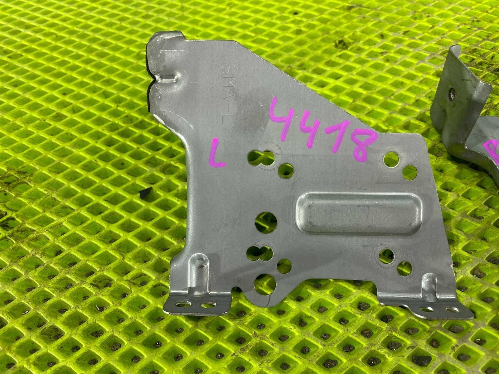 Крепление магнитофона Stream 2011 RN8 R20A