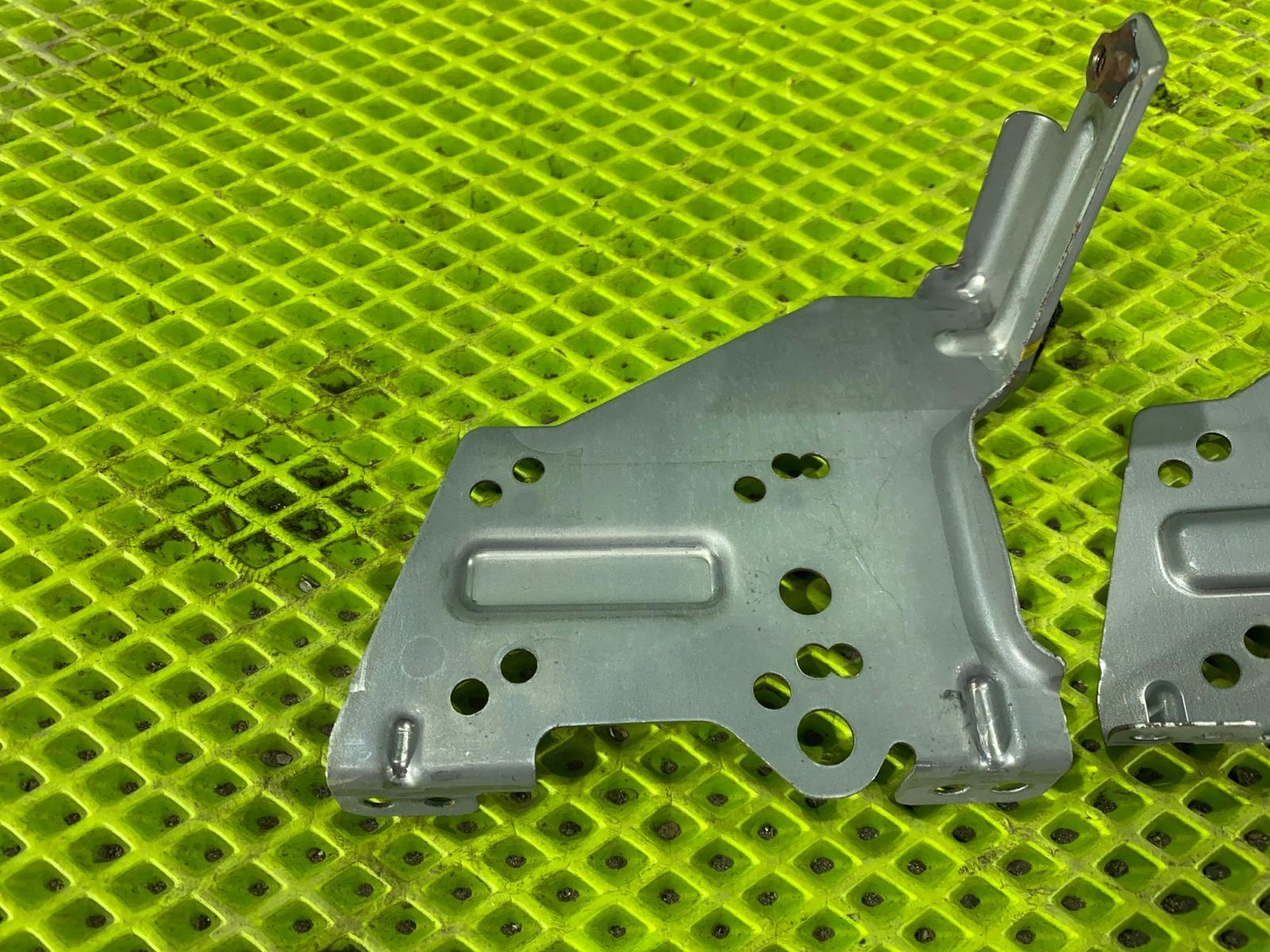 Крепление магнитофона Stream 2011 RN8 R20A