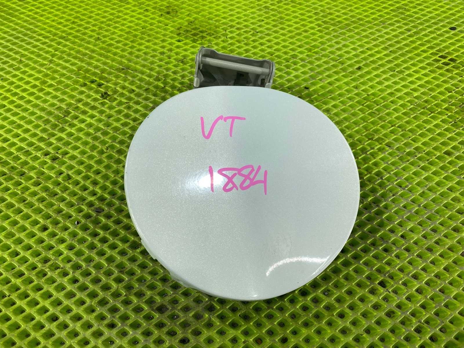 Лючок топливного бака Suzuki Escudo 2005 TD94W H27A 6432065J12 контрактная