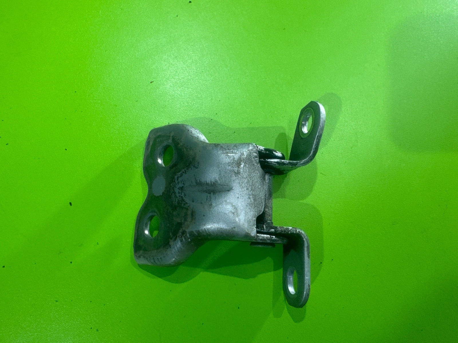 Петли двери передние левые Toyota Corolla Runx NZE124 1NZ-FE