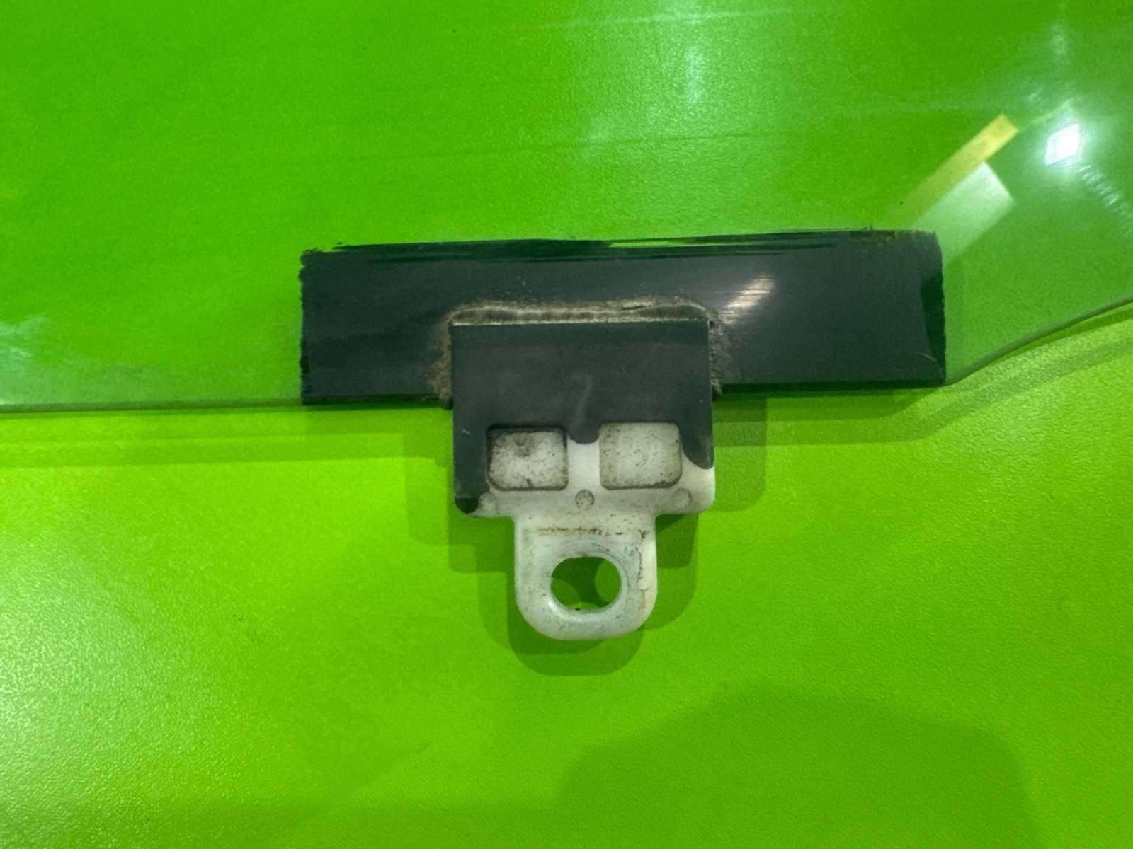 Стекло двери переднее левое Toyota Corolla Runx NZE124 1NZ-FE Стекло двери переднее левое Toyota Corolla Runx NZE124 1NZ-FE