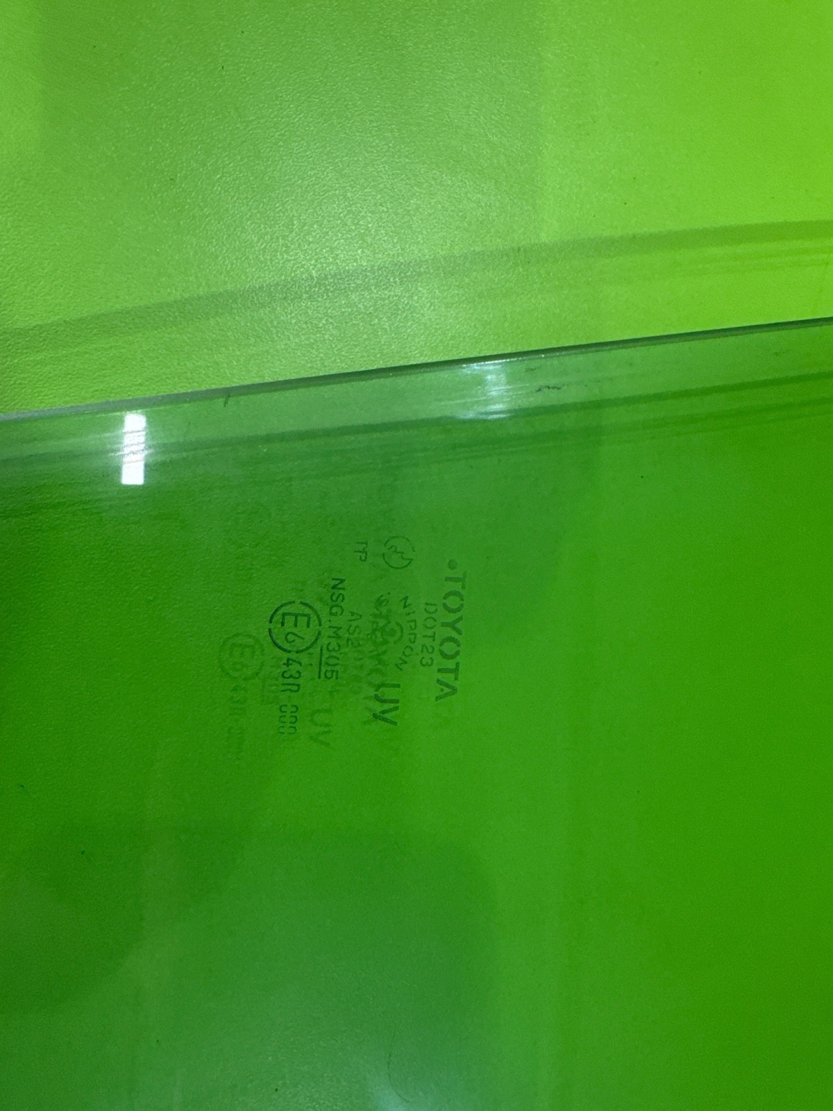 Стекло двери переднее правое Corolla Runx 2003 NZE124 1NZ-FE