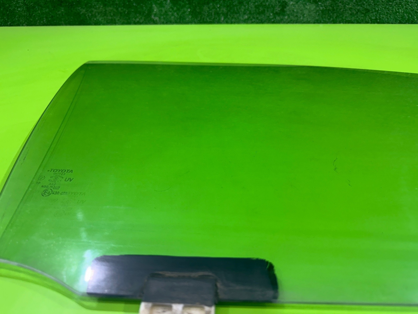 Стекло двери переднее правое Corolla Runx 2003 NZE124 1NZ-FE