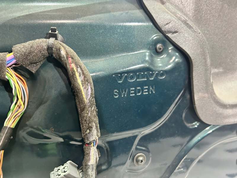 Дверь боковая передняя правая V70 2000-2004 SW49