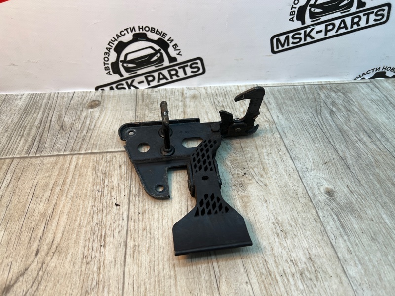 Крюк замка капота Audi A4 B7 8E0823480E контрактная