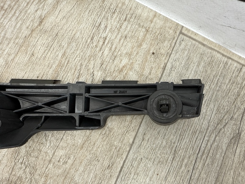 Крепление бампера переднее правое 6 2009 Крепление бампера переднее правое 6 2009