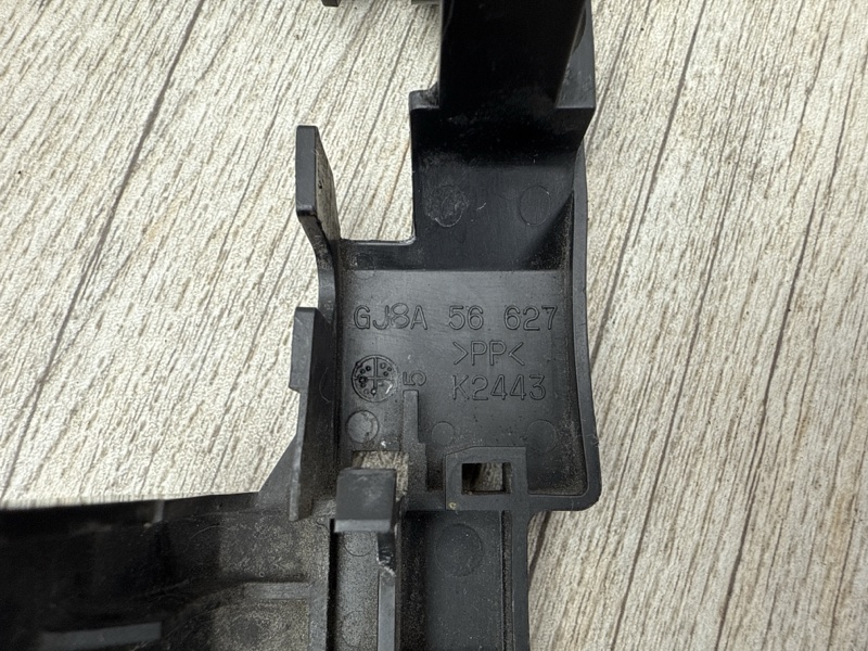 Накладка замка капота 5 2006 CR Накладка замка капота 5 2006 CR