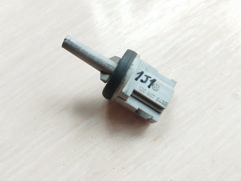 Датчик температуры VOLKSWAGEN Golf 2000 1J1 APF 1J0907543B Б/У