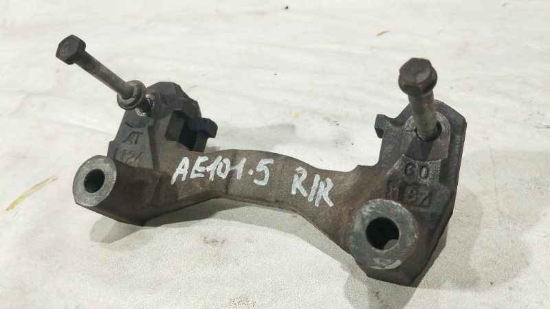 Скоба суппорта задняя правая Corolla levin 1994 AE101 4A-FE