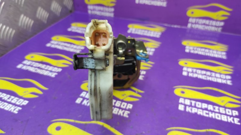 Замок двери задний правый Nissan Cefiro A33 VQ20DE