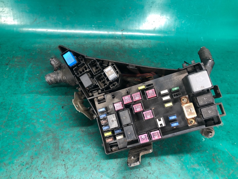 Блок предохранителей моторный отсек