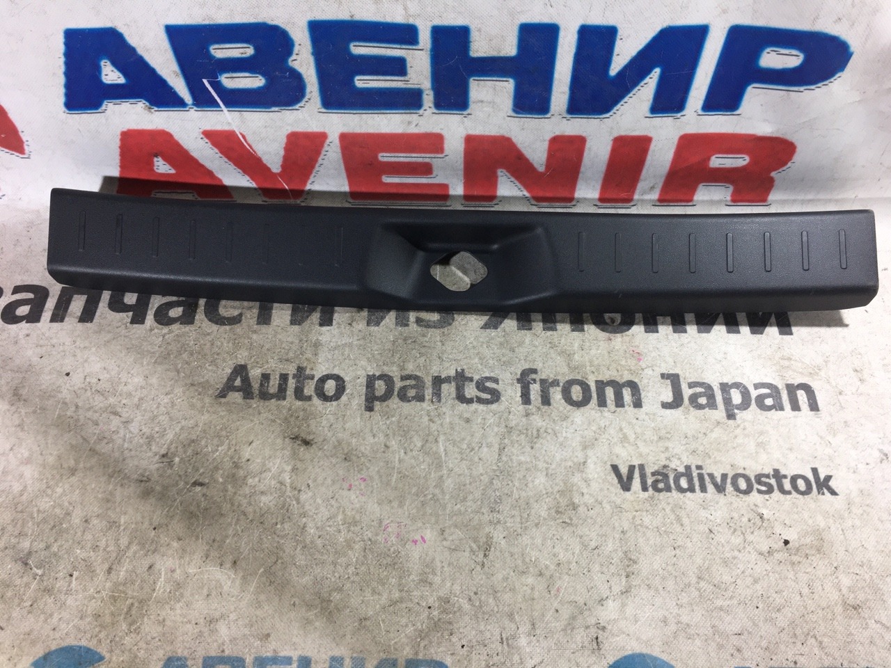 Накладка замка багажника Daihatsu Cast LA250S задняя
