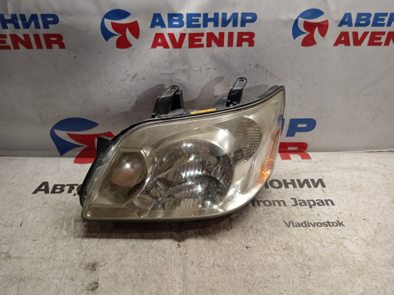 Фара Toyota Noah AZR65 передняя левая