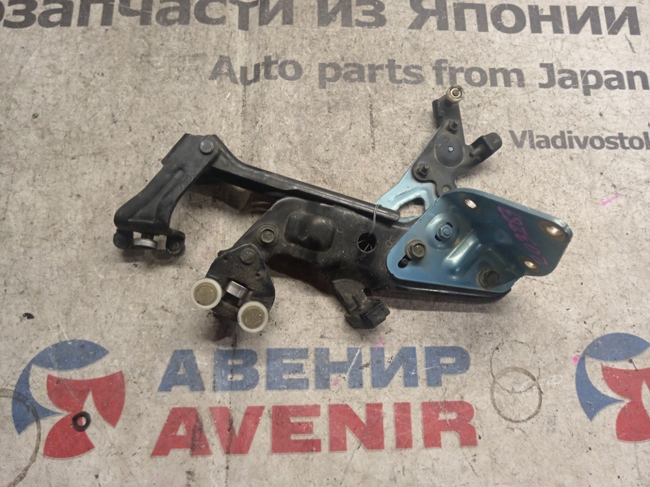 Ролик раздвижной двери Nissan Serena PC24 задний правый