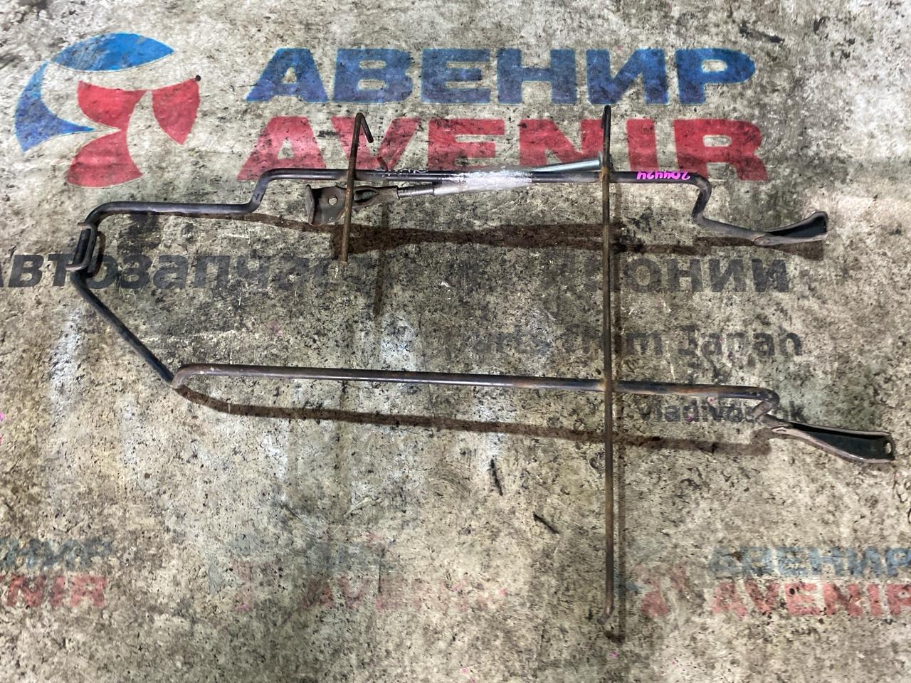 Крепление запаски TOYOTA ISIS ANM10G (б/у)