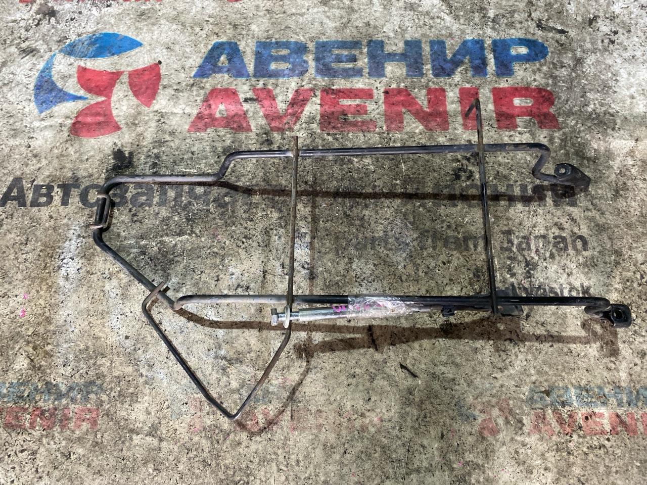 Крепление запаски TOYOTA ISIS ANM10G (б/у)