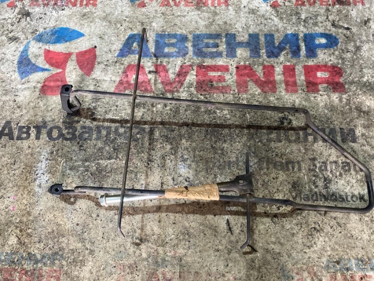Крепление запаски TOYOTA ISIS ANM10G (б/у)