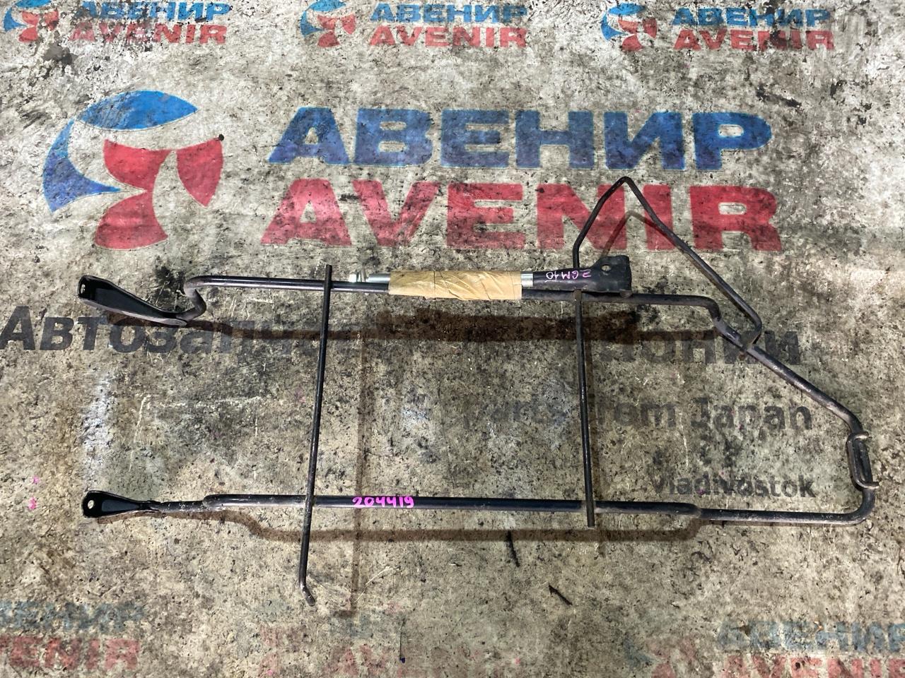 Крепление запаски TOYOTA ISIS ANM10G (б/у)