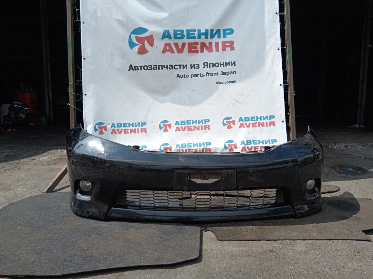 Бампер TOYOTA ISIS ZNM10G передний (б/у)